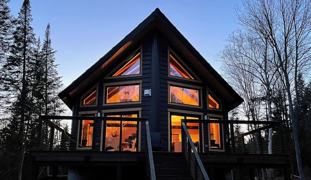 Boutique chalet—woodland retreat, fireplace, chef kitchen, soaking tub—near PTDN