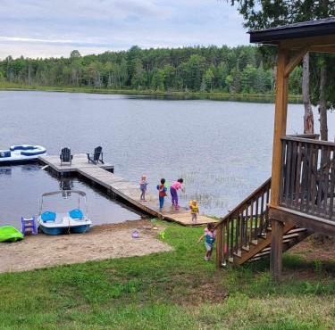 BowLakeHouse - Lakefront Cottage with Beach