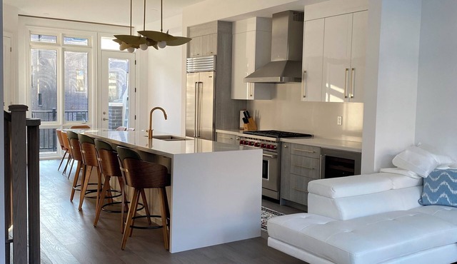 Brand New, Luxurious & Spacious 4-Level Townhouse (Sleeps 10) with Two Kitchens