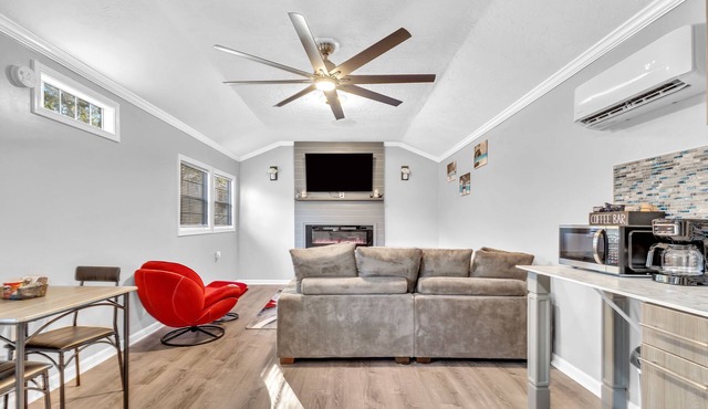 Brand New Modern King Suite10mins from Downtown