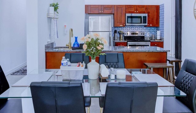 BRAND NEW Modern Spacious Loft in Downtown with free parking
