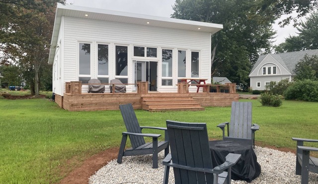 Bright and Cheerful 3-Bedroom Waterfront Cottage
