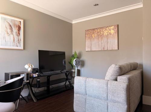 Bright and cozy 1B1B Suite Near YVR, DT, Free parking and Private Entrance