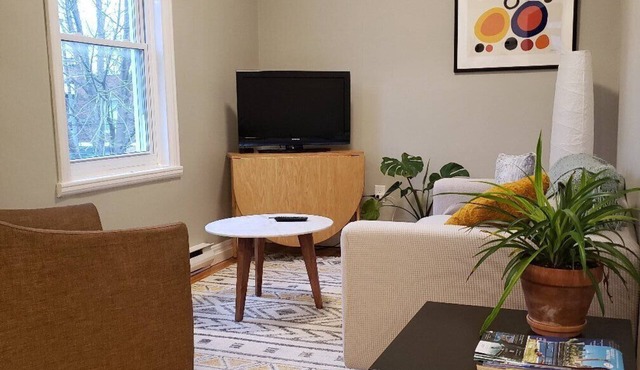 Bright and cozy newly renovated space - 2 bedroom with an extra futon bed