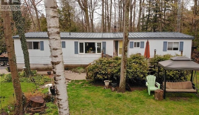 Bright and Spacious Point Clark Cottage across street from Lake Huron