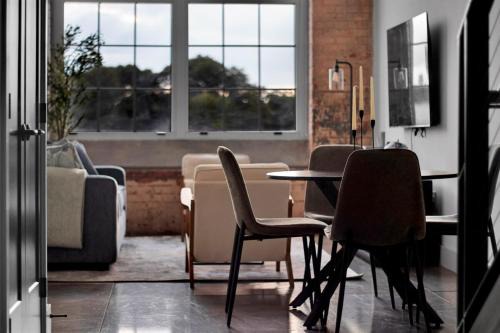 Bright Cozy Loft Pool Gym Great location