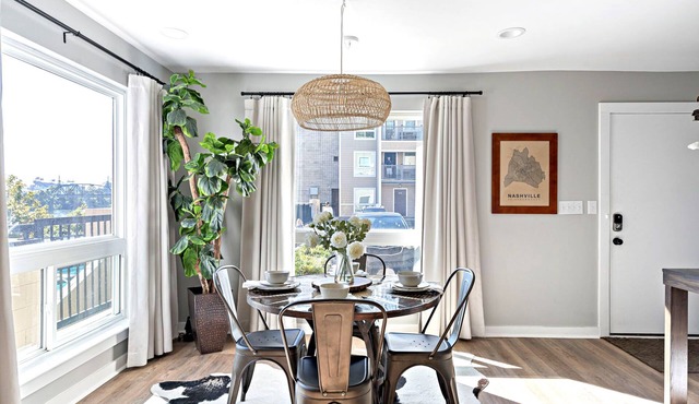 Bright, Cozy Riverfront Condo walkable to Downtown Nashville!
