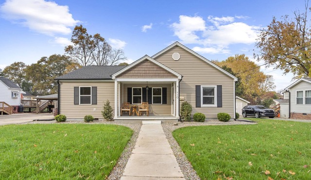 Bungalow Walking Distance to Main St & Heated Pool
