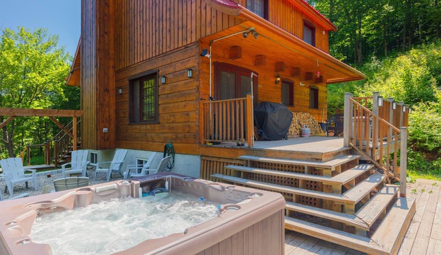 Laurentian wood cabin - king size suite - 4 season hot tub - Full playroom