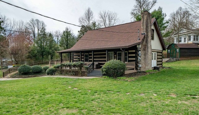 Cabin Retreat w/Pool in Bristol
