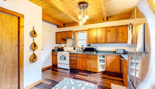 Cabin with deck, grill & fire table on 10 private acres - near Crescent Beach