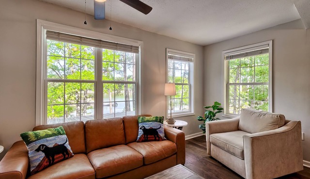 Canine Cove- Adorable 2-bedroom/2-bathroom house with Modern Upgrades!