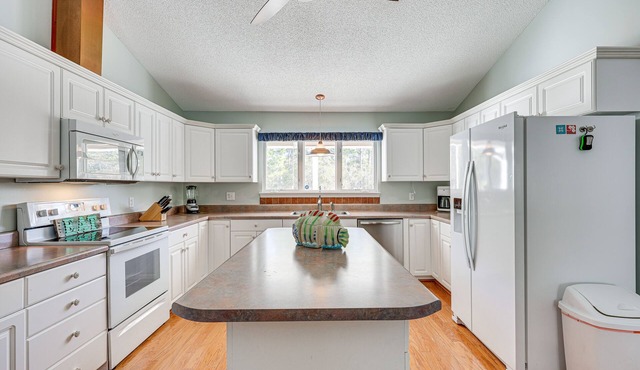 Cape Carteret Home ~ 3 Mi to Crystal Coast Beaches