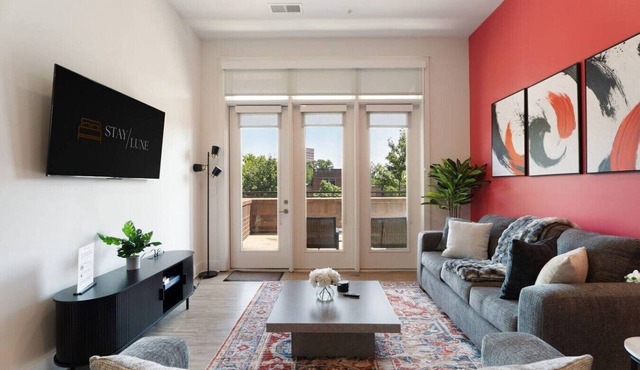 Carolina Luxury | Free Parking, Pool, Gym