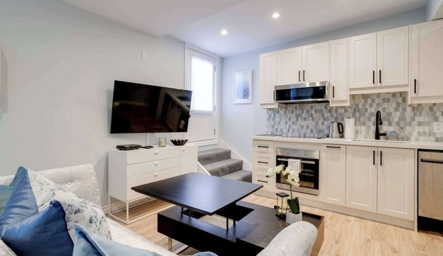 Casa Hotels: Stylish Suite with Patio—Leslieville