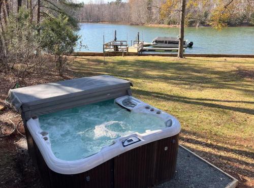 Castaway Cove 5 Bed Lake Retreat Fire Pit Hot Tub!