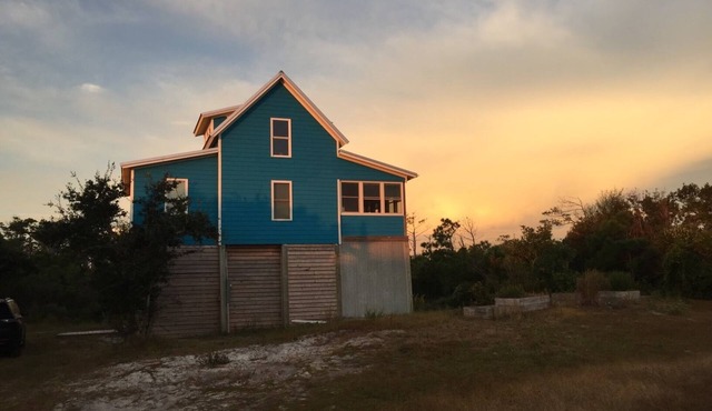 Cedar Island cottage, short walk to beach
