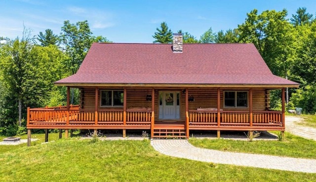 Cedar log home w/large deck, game room, views & skiing nearby