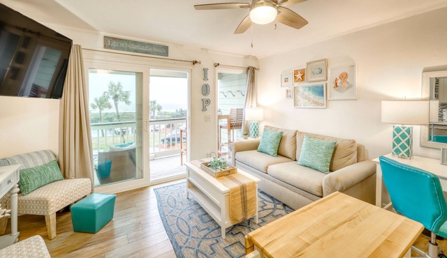 Central, modern villa w/ beautiful ocean views & community pool and grills