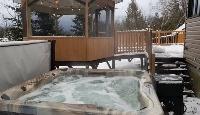 Chalet Béatitude - Waterfront, SPA, Games Room, Wifi and more