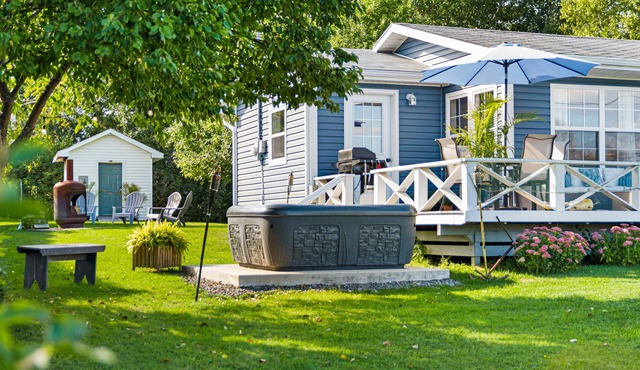 Chalet bleu vue a la Baie de Cocagne