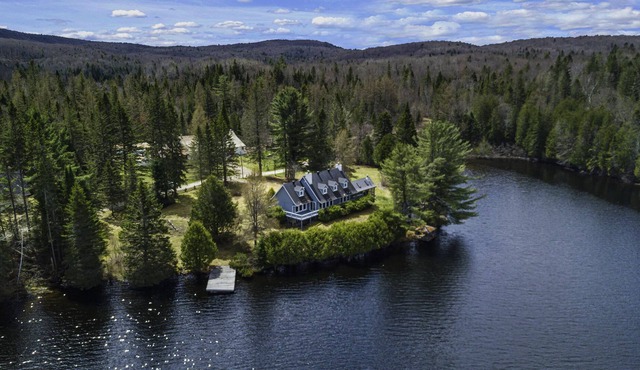 Chalet Bleu - Waterfront Retreat