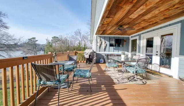Chalet du Lac – Lakefront Retreat
