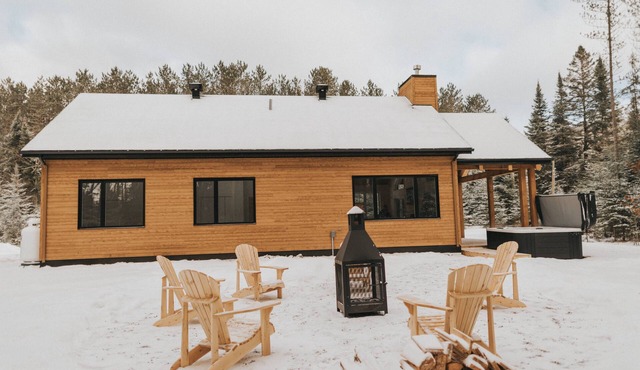 Chalet en Forêt Avec spa et Foyer Extérieur