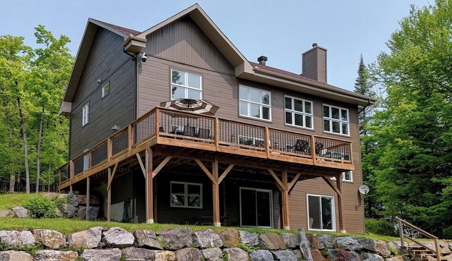 Chalet Le 2467 – Luxury, Nature & Comfort on the Lake, 10 bedrooms 25 Guests