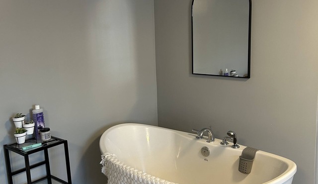 Chapel Suites - Deluxe King Suite