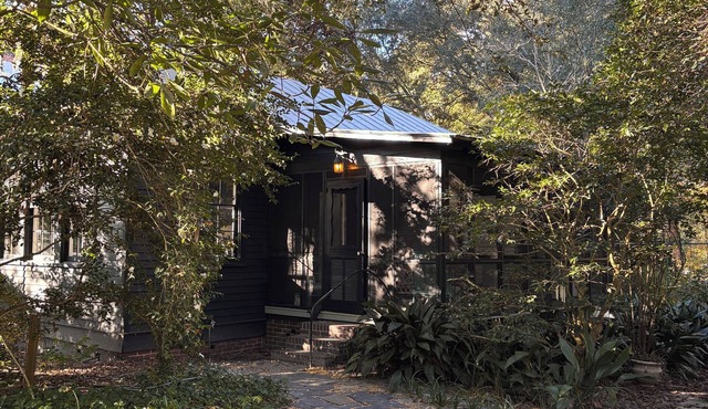 Charming 1-bedroom Summerville cottage in town