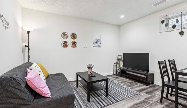 Charming 1BR Basement Suite w Parking—Calgary