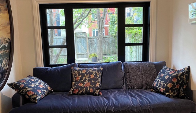 Charming 2-bedroom apt with WiFi, AC , back yard in excellent Plateau Montréal