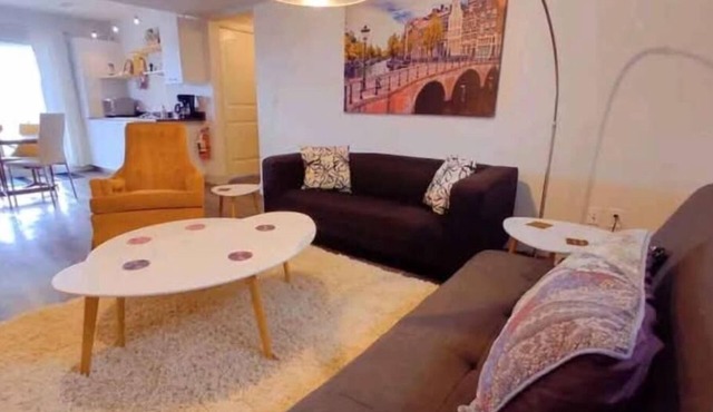 Charming 2-bedroom suite in Lake Country with AC, WiFi.