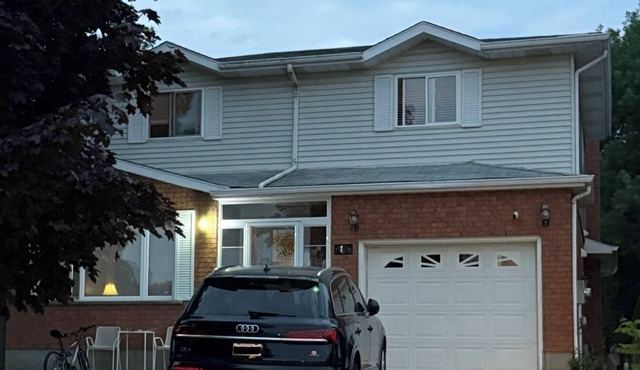 Charming 2-bedroom law-suite half basement Free WIFI and Parking