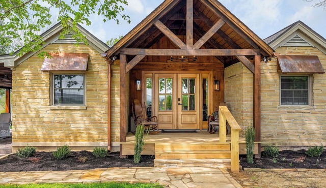 Charming 3-bed 3-bath, country cottage, fully renovated, on the edge of town.