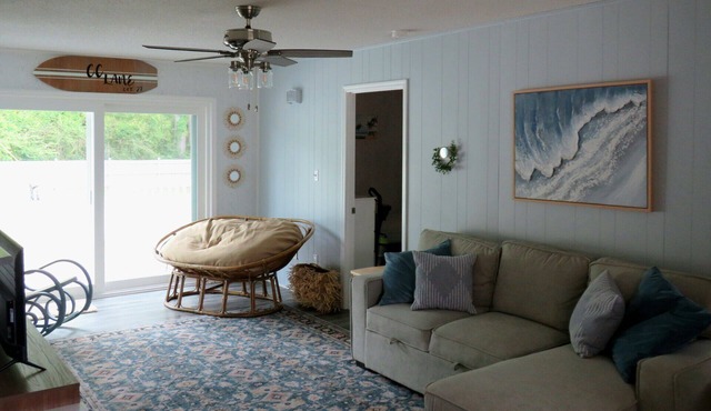 Charming 3-bedroom house with Privacy Fence, Large Deck, Ping-Pong, Marina