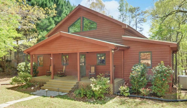 Charming 4-bedroom Lakefront Home in peaceful Hartwell