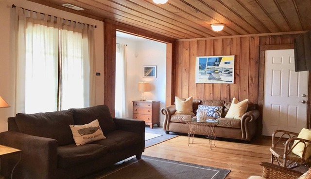 Charming Beach Cottage Only 100 yds from the beach