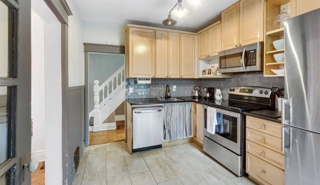 Charming Beaches Century House, Steps to the Beach & Shops, Downtown in 10 min!