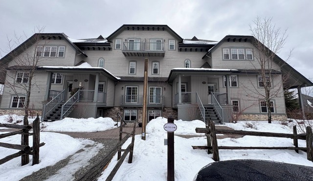 Charming condo with a huge view at 8min skiing mountain - pool and tennis !