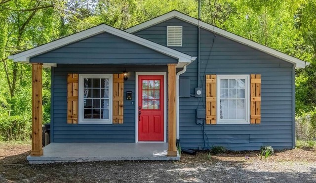 Charming cottage north of Gastonia — stylish, comfy retreat near local amenities