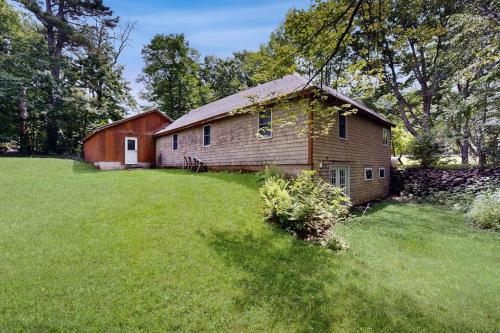 Charming Cottage with Modern Updates, BBQ Grill, and Nearby Attractions
