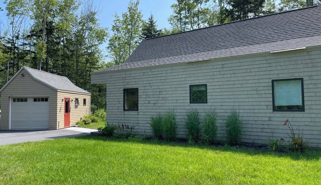 Charming cottage with high-end furnishings and design in beautiful Harpswell