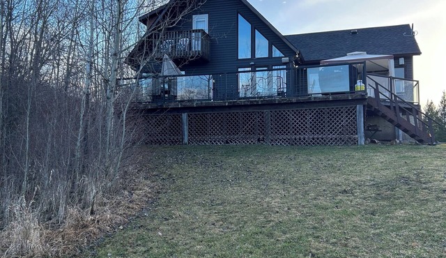 Charming creekside cottage on 2 acres w/hot tub and king bed