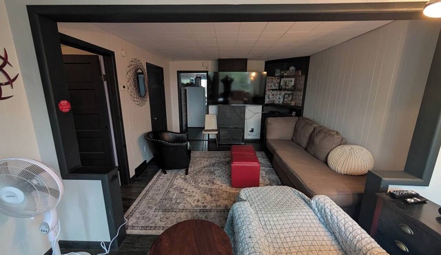 Charming East facing view of lake and city! Close to beaches,kiddies spray pool