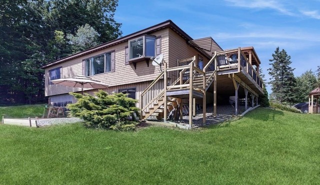 Charming Lakefront House with Outdoor Firepit, Washer/Dryer and Wifi
