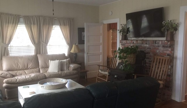 Charming Lakefront Retreat! Beautiful Sunset Views!