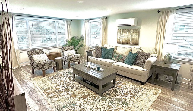 Charming Magnolia Cottage with Hot Tub Near Liberty & Downtown
