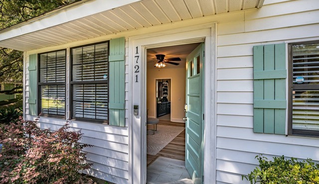 Charming Port Royal Cottage: Walk to Dining, 5 Min to Parris Island, Beach & Bike Trails!